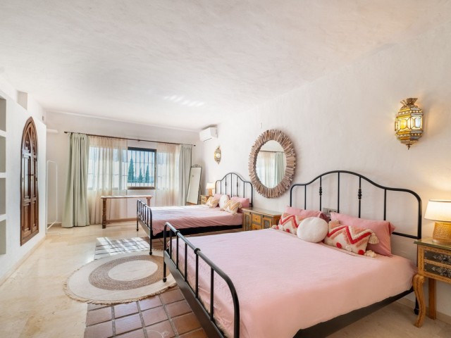 Villa con 4 Dormitorios  en Valtocado