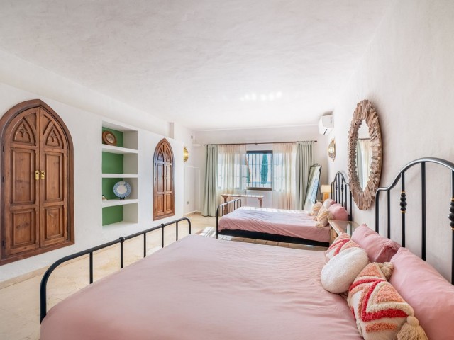 Villa con 4 Dormitorios  en Valtocado