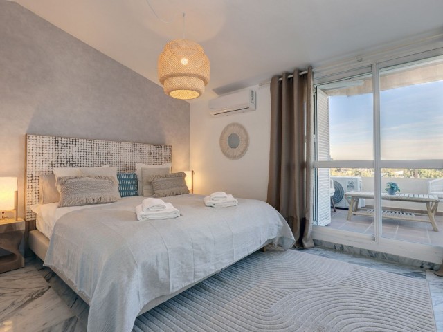 Penthouse avec 4 Chambres  à Bahía de Marbella