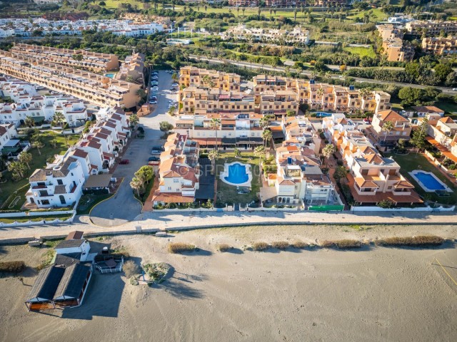 Adosado con 4 Dormitorios  en Casares Playa