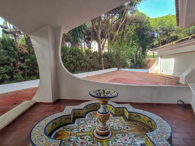 Villa con 9 Dormitorios  en Cabopino