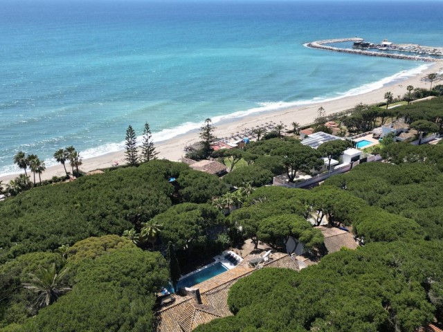 Villa con 9 Dormitorios  en Cabopino