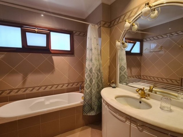 Villa con 9 Dormitorios  en Cabopino