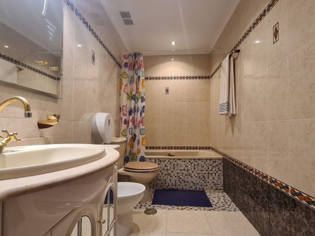 Villa con 9 Dormitorios  en Cabopino