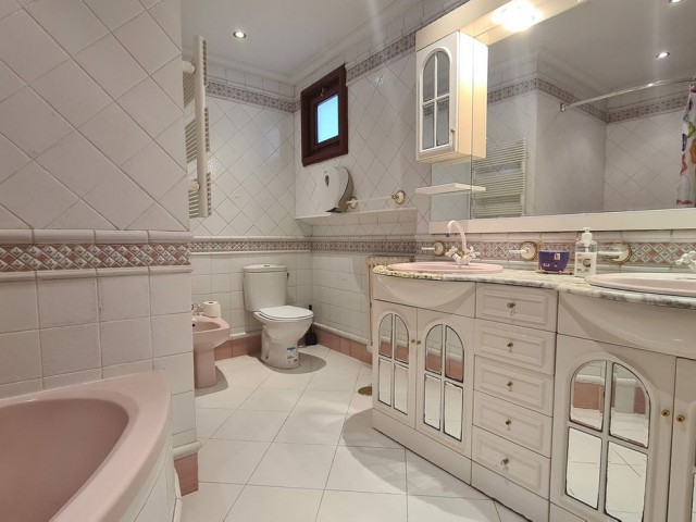 Villa con 9 Dormitorios  en Cabopino