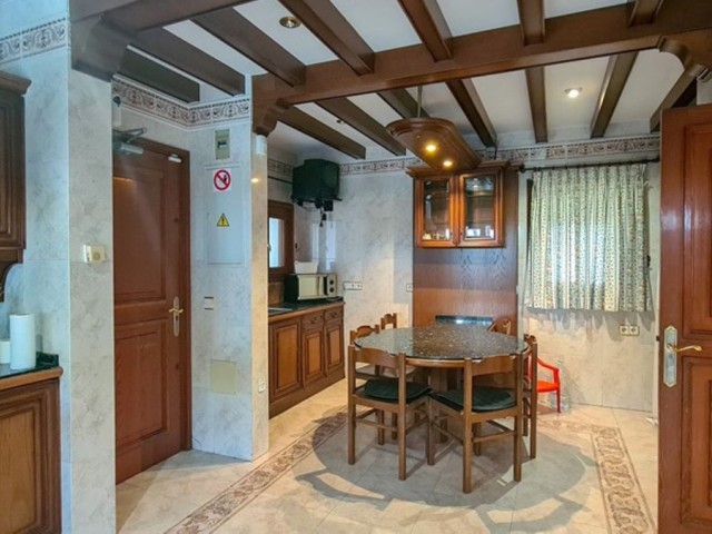 Villa con 9 Dormitorios  en Cabopino