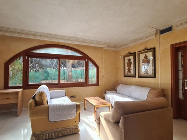 Villa con 9 Dormitorios  en Cabopino