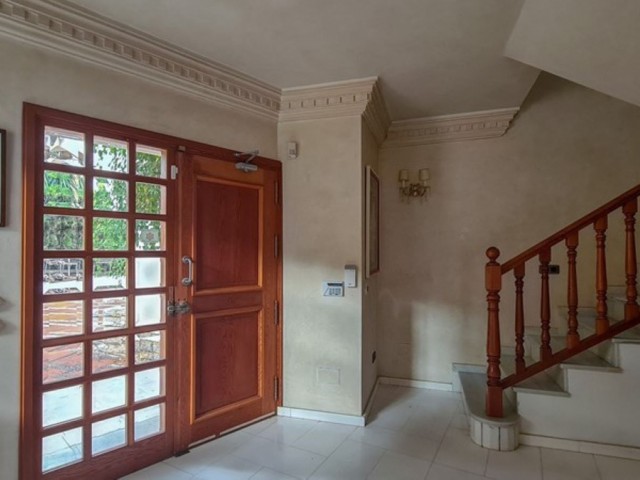 Villa con 9 Dormitorios  en Cabopino