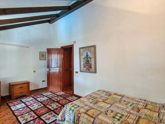 Villa con 9 Dormitorios  en Cabopino