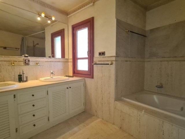 9 Bedrooms Villa in Cabopino