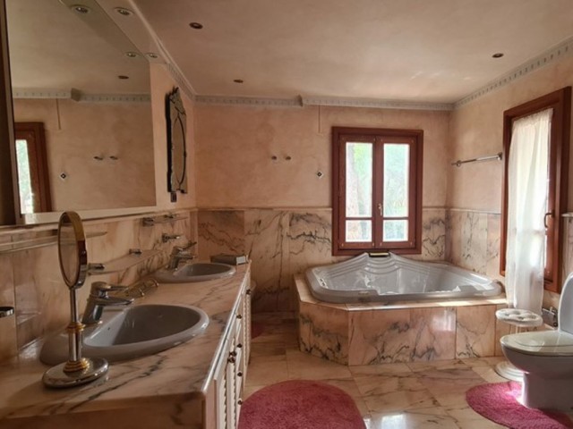 9 Bedrooms Villa in Cabopino