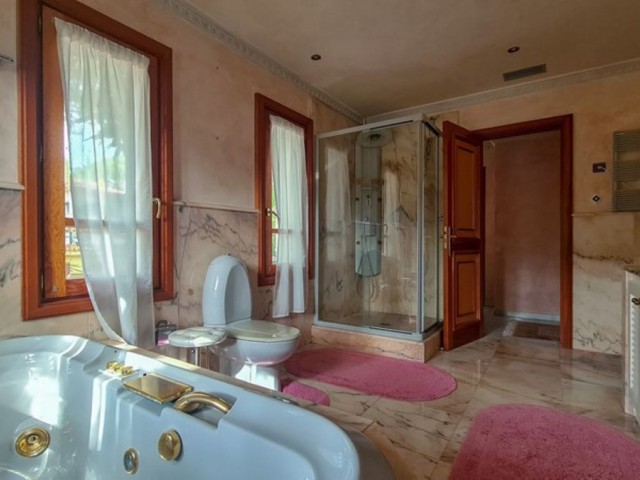9 Bedrooms Villa in Cabopino
