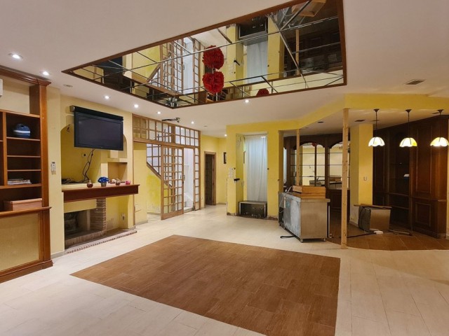 9 Bedrooms Villa in Cabopino