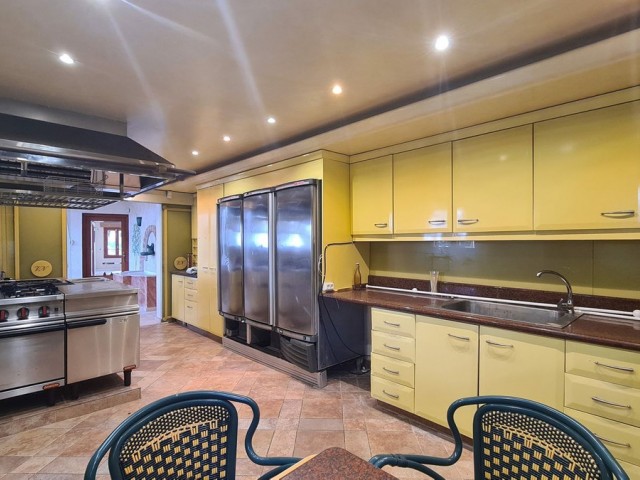 9 Bedrooms Villa in Cabopino