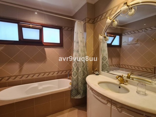 9 Bedrooms Villa in Cabopino