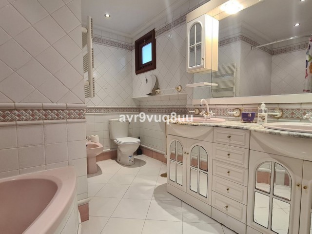 9 Bedrooms Villa in Cabopino