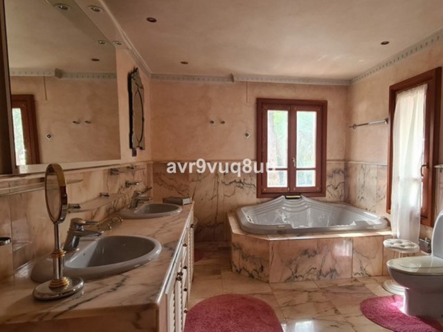 9 Bedrooms Villa in Cabopino