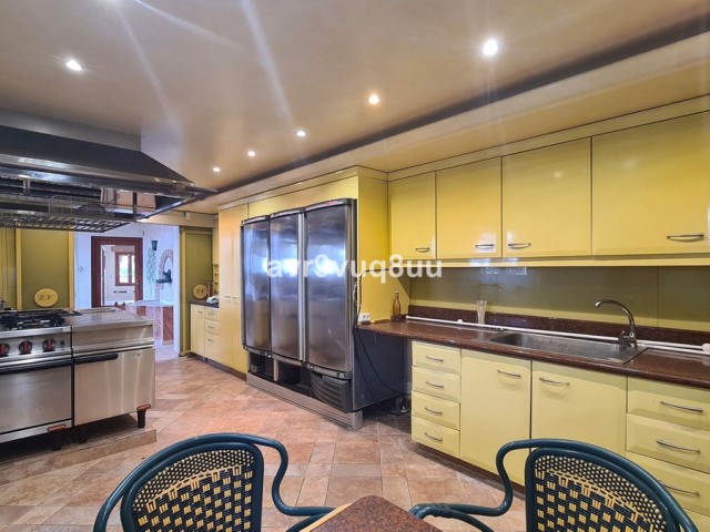 9 Bedrooms Villa in Cabopino