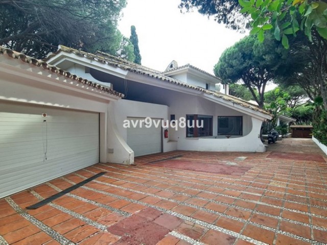 9 Bedrooms Villa in Cabopino