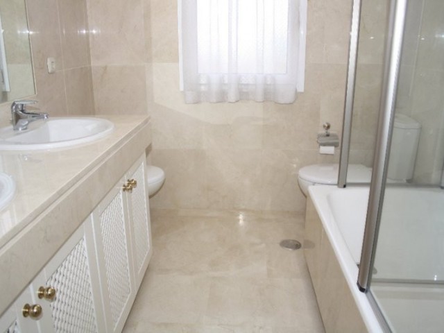 Maison mitoyenne avec 3 Chambres  à Estepona