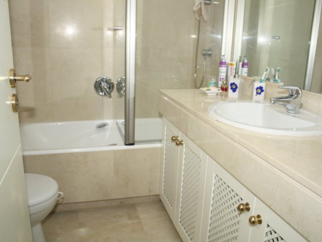 Maison mitoyenne avec 3 Chambres  à Estepona
