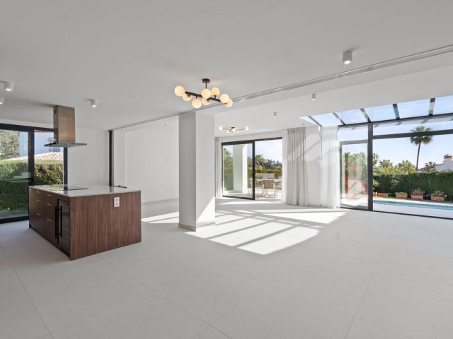 4 Bedrooms Villa in Elviria