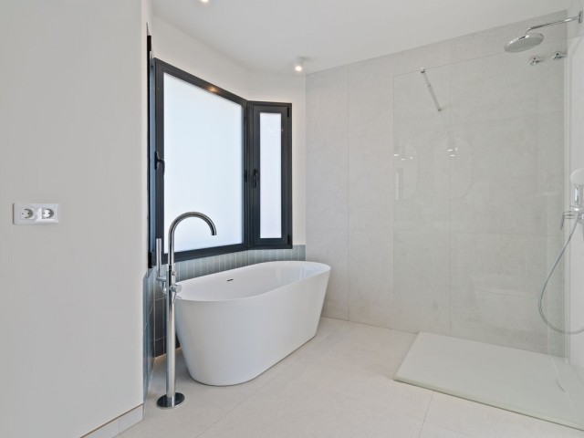 4 Bedrooms Villa in Elviria