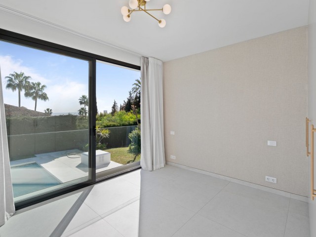 4 Bedrooms Villa in Elviria