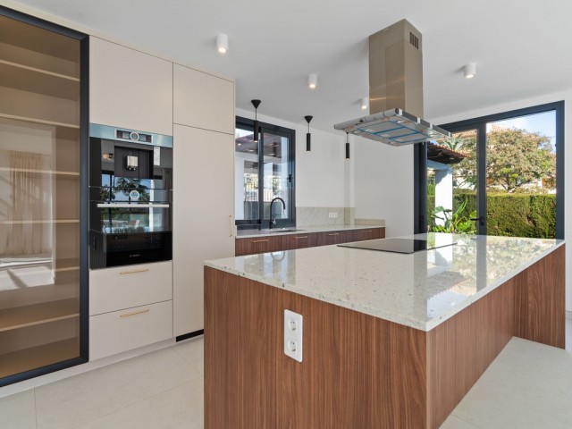 Villa con 4 Dormitorios  en Elviria