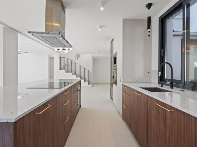 Villa con 4 Dormitorios  en Elviria