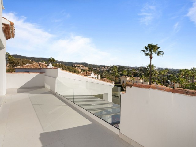 Villa con 4 Dormitorios  en Elviria