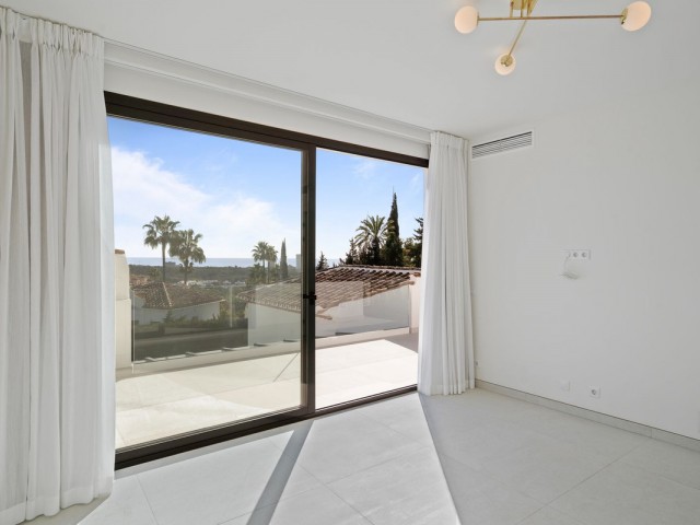 Villa con 4 Dormitorios  en Elviria