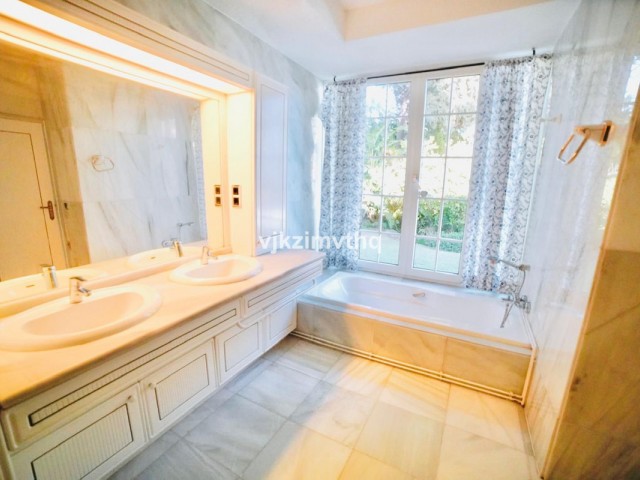 Villa avec 6 Chambres  à Benalmadena Pueblo