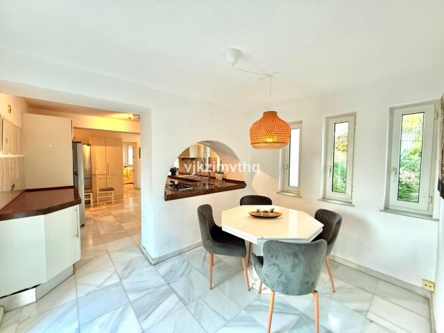 Villa avec 6 Chambres  à Benalmadena Pueblo