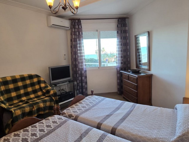Apartamento con 2 Dormitorios  en La Carihuela