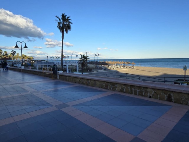 Apartamento con 2 Dormitorios  en La Carihuela