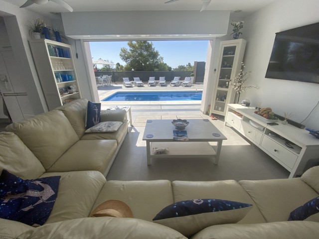 Villa con 5 Dormitorios  en Torremolinos