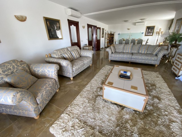 Villa con 5 Dormitorios  en Torremolinos