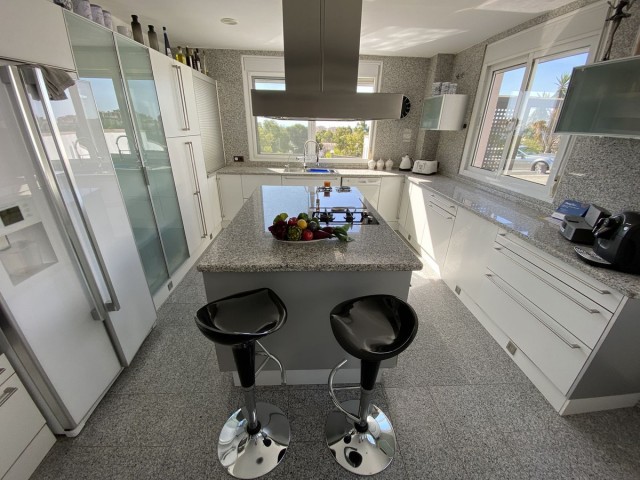 Villa con 5 Dormitorios  en Torremolinos