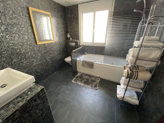 Villa con 5 Dormitorios  en Torremolinos