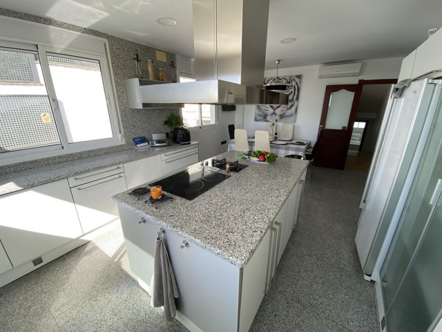 Villa con 5 Dormitorios  en Torremolinos