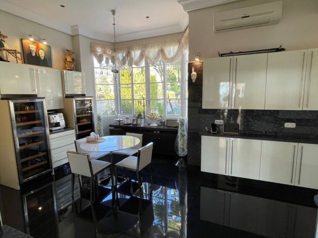6 Bedrooms Villa in Mijas