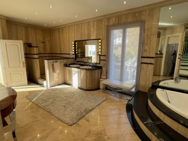6 Bedrooms Villa in Mijas