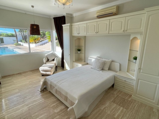 6 Bedrooms Villa in Mijas
