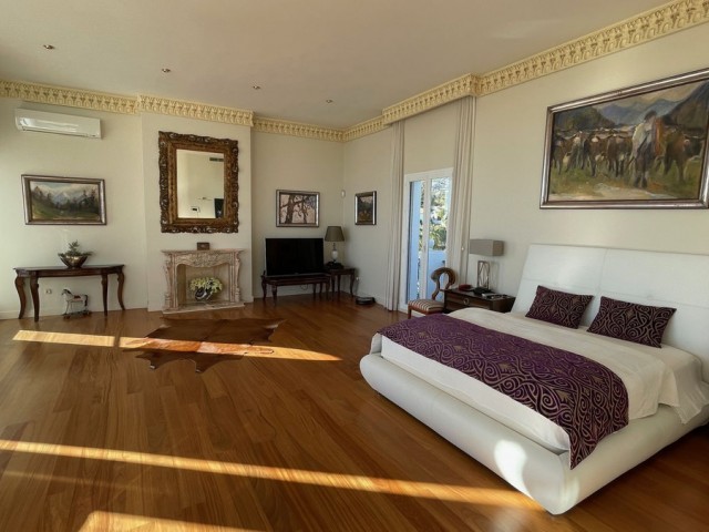 6 Bedrooms Villa in Mijas