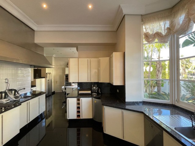 6 Bedrooms Villa in Mijas