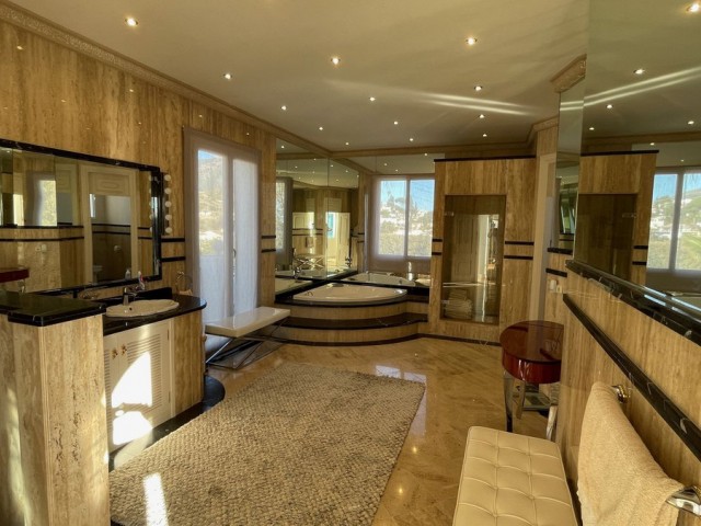 6 Bedrooms Villa in Mijas