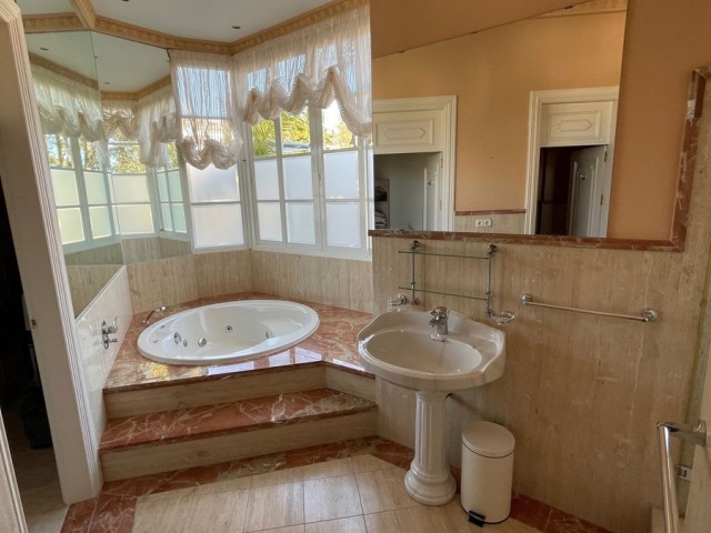 6 Bedrooms Villa in Mijas