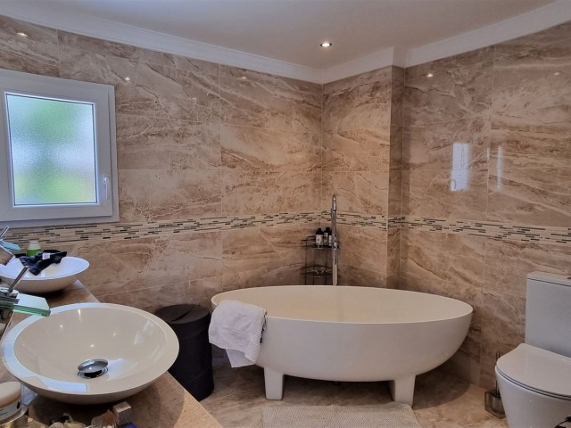 5 Sovrums Villa i Elviria