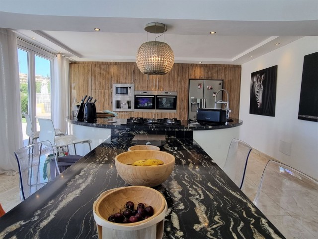 Villa con 5 Dormitorios  en Elviria